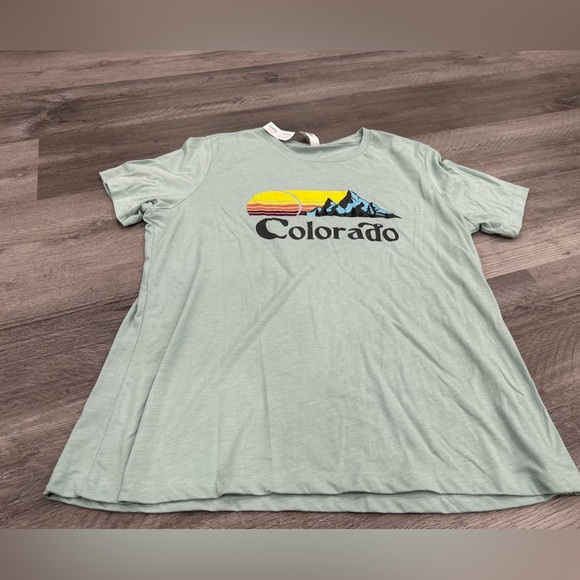 Tops - Colorado Tee size large nwt